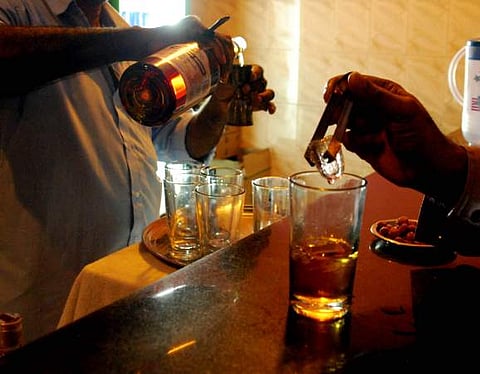 വില കൂടുന്നതോടെ മദ്യഉപഭോഗം കുറയുമെന്ന് സിപിഎം ; ജനങ്ങളുടെ ബലഹീനത മുതലെടുക്കുന്നുവെന്ന് കോണ്‍ഗ്രസ്