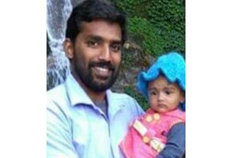 നോര്‍ക്കയില്‍ രജിസ്റ്റര്‍ ചെയ്ത് കാത്തിരുന്നത് ദിവസങ്ങള്‍; ബിഹാറില്‍ നിന്ന് കോഴിക്കോട്ടേക്കുള്ള കാര്‍ യാത്ര അവസാനിച്ചത് അപകടത്തില്‍; അച്ഛനും മകളും മരിച്ചു