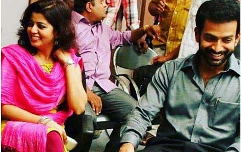 'ഇങ്ങനെ അടുത്തിരുന്നിട്ടും ചിരിച്ചിട്ടും 77 ദിവസമായി'; പൃഥ്വിയുടെ മടങ്ങിവരവ് കാത്ത് സുപ്രിയ; ഓർമ്മച്ചിത്രം