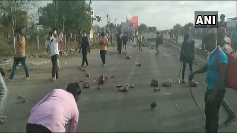 ട്രെയിൻ റദ്ദാക്കി; ​ഗുജറാത്തിൽ കുടിയേറ്റ തൊഴിലാളികളും പൊലീസും ഏറ്റുമുട്ടി; കല്ലേറ്, നിരവധി വാഹനങ്ങൾ തല്ലിത്തകർത്തു