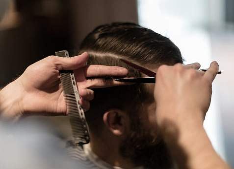 ഒരേ സമയം രണ്ട് പേർ മാത്രം; ബാർബർ ഷോപ്പിൽ കസ്റ്റമർ തന്നെ ടവൽ കൊണ്ടുവരുന്നത് ഉചിതം