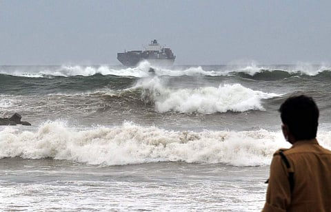 കലിപൂണ്ട് 'ഉംപുണ്‍' ; സൂപ്പര്‍ സൈക്ലോണായി ഇന്ത്യന്‍ തീരത്തേക്ക് ; കനത്ത ജാഗ്രത