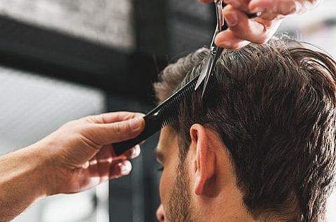 ടവൽ കൊണ്ടുവരണമെന്ന് മുഖ്യമന്ത്രി; അതുമാത്രം പോര, വെട്ടിയ മുടി കൊണ്ടു പോകണമെന്ന് ബാർബർ ബ്യൂട്ടീഷ്യൻ സംഘടന