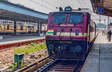 ശ്രമിക് ട്രെയിനുകൾക്ക് സംസ്ഥാനങ്ങളുടെ അനുമതി വേണ്ട; രോ​ഗ ലക്ഷണമില്ലെങ്കിൽ യാത്ര ചെയ്യാം