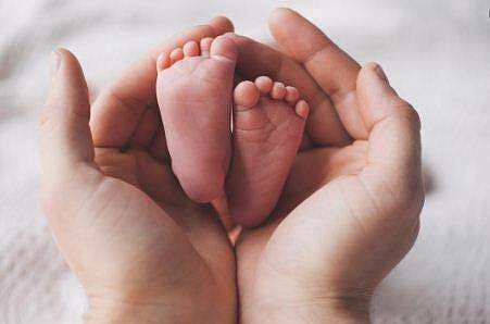 ജനിച്ച് പന്ത്രണ്ടാം നാൾ കോവിഡ് ബാധിച്ച ശിശുവിന് രോ​ഗമുക്തി; വൈറസിനെ കീഴടക്കി 'പ്രകൃതി' വീട്ടിലെത്തി