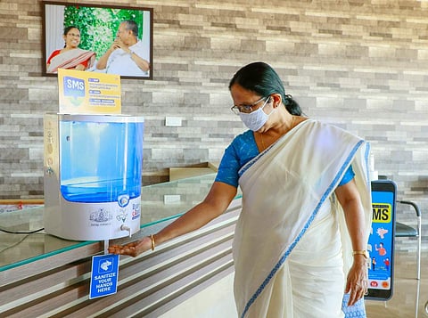 കൈകൊണ്ട് തൊടാതെ സാനിറ്റൈസര്‍; പ്രത്യേക സെന്‍സര്‍ ഉള്ള ഡിസ്‌പെന്‍സറികള്‍, ഓട്ടോമാറ്റിക് സാനിറ്റൈസര്‍ മെഷീനുമായി സര്‍ക്കാര്‍