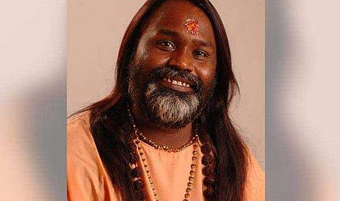 ക്ഷേത്രത്തിൽ പ്രാർത്ഥനയും കേക്ക് മുറിയും‌; വിഡിയോ പ്രചരിച്ചതിന് പിന്നാലെ വിവാദ ആള്‍ദൈവത്തിനെതിരേ കേസ് 