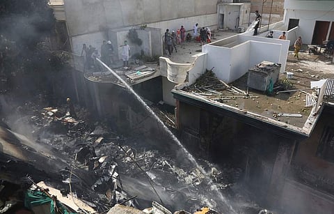 പാക് വിമാനാപകടം : മരണം 97 ആയി ; അപകടത്തിന്റെ ദൃശ്യങ്ങള്‍ പുറത്ത് ( വീഡിയോ)