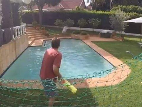 കുളം ക്രിക്കറ്റ് പിച്ച്; വെള്ളത്തില്‍ കുത്തി ബാറ്റ്‌സ്മാന്റെ മുഖത്തിനിട്ട് ബൗളറുടെ ബൗണ്‍സര്‍ (വീഡിയോ)