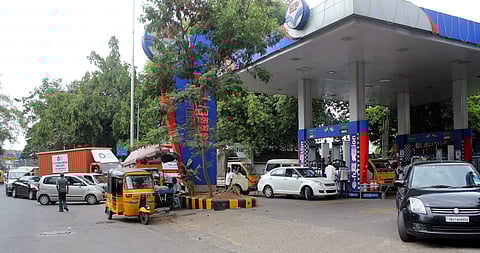 പെട്രോള്‍ വില എന്തുകൊണ്ട് കുറയുന്നില്ല? കണക്കിലെ കളികള്‍