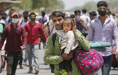 കുടിയേറ്റ തൊഴിലാളികൾക്ക് യാത്രയും ഭക്ഷണവും താമസവും സൗജന്യമായി നൽകണം; സുപ്രീം കോടതി നോട്ടീസ്