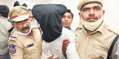 ആദ്യം അമ്മയുമായി അടുപ്പം, പിന്നീട് മകളെ സ്വന്തമാക്കാന്‍ അമ്മയെ വകവരുത്തി, കൊല മറയ്ക്കാന്‍ ഒന്‍പതു പേരുടെ കൂട്ടക്കൊല: വാറങ്കല്‍ കൂട്ടമരണത്തിനു പിന്നില്‍ ഞെട്ടിക്കുന്ന ഞെട്ടിക്കുന്ന കഥകള്‍