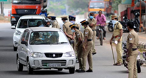 കളമശേരിയിൽ വാഹന പരിശോധന നടത്തുന്ന പൊലീസ്. അനാവശ്യമായി പുറത്തിറങ്ങുന്നവരെ നിയന്ത്രിക്കുന്നതിന്റെ ഭാ​ഗമായിട്ടായിരുന്നു ലോക്ക്ഡൗൺ കാലത്തെ ഈ  പരിശോധന/ ഫോട്ടോ: എ സനേഷ്/ എക്സ്പ്രസ്
