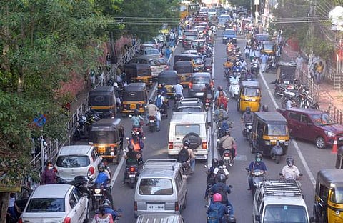 പൊലീസ് പരിശോധന ശക്തമാക്കുന്നു; വാഹനങ്ങളില്‍ ആളു കൂടിയാല്‍ പെര്‍മിറ്റ് റദ്ദാക്കും, ലൈസന്‍സ് സസ്‌പെന്‍ഡ് ചെയ്യും