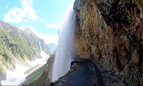 'ജീവിതത്തിനും മരണത്തിനും ഇടയില്‍ ഒരു നൂല്‍പ്പാലം', ദുര്‍ഘടമായ പാത, ഒരു വശത്ത് അഗാധമായ ഗര്‍ത്തം; ഞെട്ടിക്കുന്ന വീഡിയോ