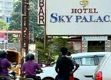 കണ്ണൂരിൽ ക്വാറന്റൈൻ കേന്ദ്രമായ ഹോട്ടലിലെ ബാറിൽ നിന്ന് മദ്യം; ടോക്കണില്ലാതെ കോട്ടയത്ത് അനധികൃത വിൽപ്പന