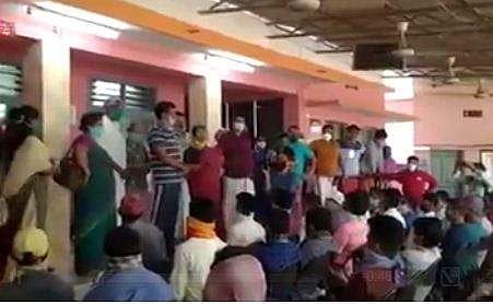 'മുഖ്യമന്ത്രിയുടെ പേര് അറിയുമോ; എല്ലാം അവിടെ ചെന്ന് പറയണം'; സാമൂഹിക അകലം പാലിക്കാതെ അതിഥി തൊഴിലാളികള്‍ക്ക് യാത്രയയപ്പ് (വീഡിയോ) 
