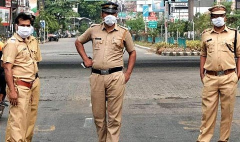 തലപ്പാടി ചെക്ക്‌പോസ്റ്റില്‍ നൂറ് ഹെല്‍പ്പ് ഡെസ്‌ക്കുകള്‍; ഡ്രൈവര്‍ക്ക് മാത്രം പുറത്തിറങ്ങാന്‍ അനുമതി