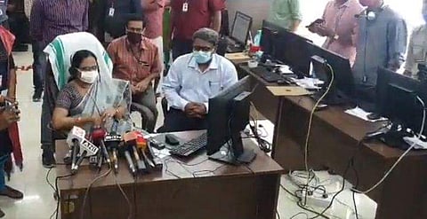 ദിശയിലെ ഒരുലക്ഷം തികഞ്ഞ കോള്‍ അറ്റന്റ് ചെയ്ത് ആരോഗ്യ മന്ത്രി; പക്ഷേ  പേര് പറയാന്‍ മറന്നുപോയി! അവസാനം വെളിപ്പെടുത്തല്‍,'ഇത് ശൈലജ ടീച്ചറാണ് കേട്ടോ'...! (വീഡിയോ)