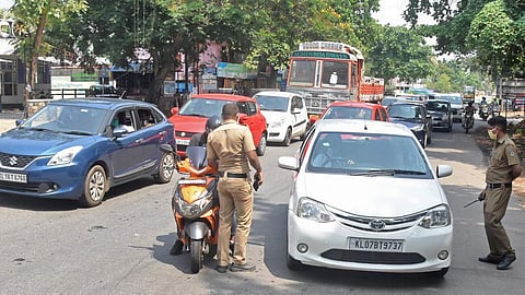 വാഹനങ്ങള്‍ക്ക് ഒറ്റ, ഇരട്ട അക്ക നിയന്ത്രണമില്ല:  രാത്രി ഏഴുവരെ മാത്രം യാത്ര,  വ്യക്തത വരുത്തി സർക്കാർ