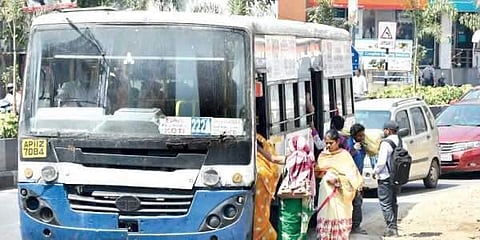 പൊതുഗതാഗതം ഉടന്‍ ആരംഭിക്കും; മാര്‍ഗനിര്‍ദേശങ്ങള്‍ തയ്യാറാക്കുന്നതായി കേന്ദ്രം