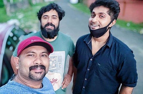 'സംതിങ് ഈസ് കുക്കിങ്'; ലോക്ക്ഡൗണിനിടെ ഒത്തുകൂടി നിവിനും അജുവും ധ്യാനും;  ബക്കറ്റ് ചിക്കനാണോ എന്ന് കമന്റ്