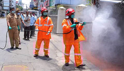 അവസാനയാളും പടിയിറങ്ങി; കോവിഡിനെ തോല്‍പ്പിച്ച് കാഞ്ഞങ്ങാട് ജില്ലാ ആശുപത്രി, അണുവിമുക്തമാക്കി ഫയര്‍ ഫോഴ്‌സ്