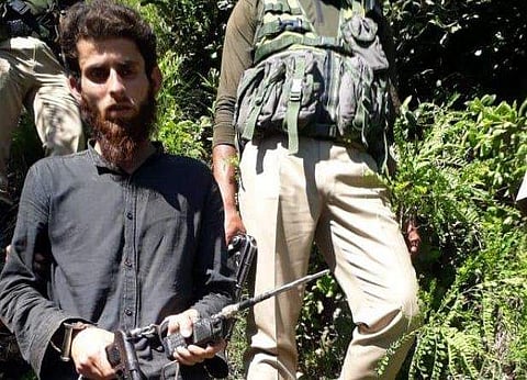 കശ്മീരില്‍ ഹിസ്ബുള്‍ മുജാഹിദ്ദീന്‍ ഭീകരന്‍ അറസ്റ്റില്‍; പിസ്റ്റളും വയർലെസും പിടിച്ചെടുത്തു