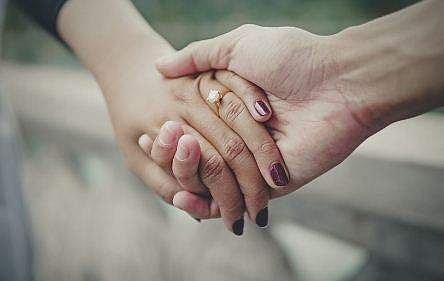 കുടിയേറ്റ തൊഴിലാളികള്‍ക്കുള്ള ഭക്ഷണ വിതരണത്തിനിടെ കമിതാക്കൾ അടുത്തിടപഴകി; വിലക്കിയതിന് മർദ്ദിച്ചതായി യുവതി