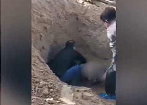 ശരീരം തളർന്ന അമ്മയെ മകൻ ജീവനോടെ കുഴിച്ചുമൂടി; മൂന്ന് ദിവസത്തിന് ശേഷം പുറത്തെടുത്തു; കണ്ണില്ലാത്ത ക്രൂരത (വീ‍ഡിയോ)