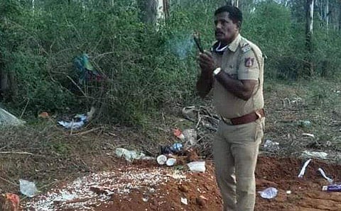 കോവിഡ് പകരുമെന്ന ഭീതിയില്‍ വീട്ടുകാര്‍ കൈയൊഴിഞ്ഞു; വന്യമൃഗത്തിന്റെ ആക്രമണത്തില്‍ 44 കാരന്‍ കൊല്ലപ്പെട്ടു, മൃതദേഹം സംസ്‌കരിച്ച് പൊലീസ്, മാതൃക