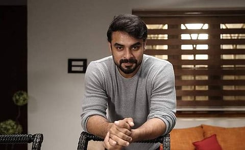 സീരിയൽ കില്ലറെ വണ്ടിയിലിരുത്തി അയാളുടെ കഥ കേൾക്കുന്ന ടൊവിനോ, ഫോറൻസിക്കിലെ 21 പാളിച്ചകൾ, വൈറൽ 