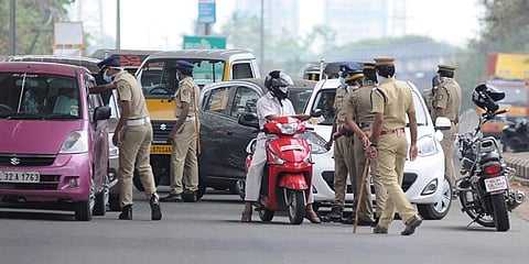കാറില്‍ ഡ്രൈവര്‍ക്ക് പുറമേ മൂന്നുപേര്‍, ഓട്ടോറിക്ഷയില്‍ രണ്ടുപേര്‍, തൊട്ടടുത്ത ജില്ലകളെ മാത്രം ബന്ധിപ്പിച്ച് ബസ് സര്‍വീസ്; നിയന്ത്രണങ്ങളില്‍ ഇളവ് 
