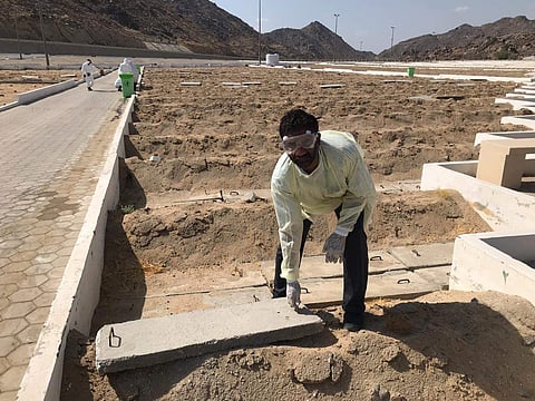 മുജീബ് മക്കയിൽ ശറായയിലെ കോവിഡ് ശ്മശാനത്തിൽ