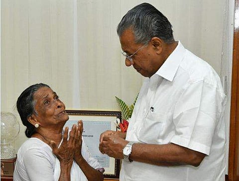 ഉരുട്ടലിൽ കൊല്ലപ്പെട്ട ഉദയ കുമാറിന്റെ അമ്മ, മകന്റെ മരണത്തിന് ഉത്തരവാദികളായ പൊലീസ് ഉദ്യോ​ഗസ്ഥരെ കോടതി ശിക്ഷിച്ചപ്പോൾ നന്ദി പറയാനായി മുഖ്യമന്ത്രി പിണറായി വിജയന്റെ അടുത്തെത്തിയപ്പോൾ/ ഫയൽ ചിത്രം