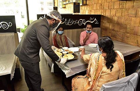 ലോക്ക് ഡൗണ്‍ ഇളവിനെത്തുടര്‍ന്ന് കൊച്ചിയില്‍ റെസ്റ്ററന്റുകള്‍ തുറന്നു പ്രവര്‍ത്തനം തുടങ്ങിയപ്പോള്‍/ആല്‍ബിന്‍ മാത്യു