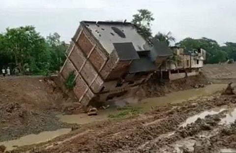 സെക്കന്‍ഡുകള്‍ കൊണ്ട് മൂന്ന് നില കെട്ടിടം ചെരിഞ്ഞു, നേരെ കനാലിലേക്ക് (വീഡിയോ)