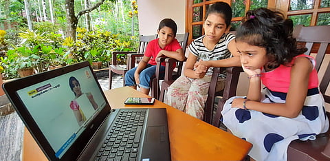 ഓൺലൈൻ പഠനം ശ്രദ്ധിക്കുന്ന കുട്ടികൾ/ ഫോട്ടോ: ടിപി സൂരജ്/എക്സ്പ്രസ്