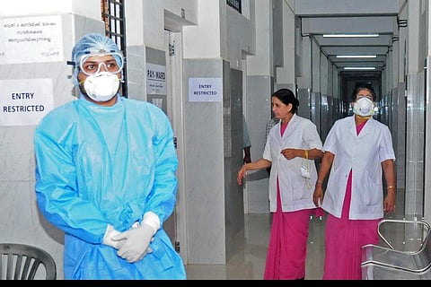 നാല് ആരോ​ഗ്യ പ്രവർത്തകർക്ക് കോവിഡ്; താലൂക്ക് ആശുപത്രി അടച്ചു; ചാവക്കാട് അതീവ ജാ​ഗ്രത