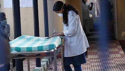 ഉദ്യോ​ഗസ്ഥന്റെ അച്ഛന് സമ്പർക്കത്തിലൂടെ കോവിഡ്; മാഹി പൊലീസ് ക്വാട്ടേഴ്സ് അടച്ചു; താമസക്കാർ നിരീക്ഷണത്തിൽ