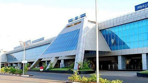 കരിപ്പൂര്‍ വിമാനത്താവളത്തില്‍ സുരക്ഷാ വീഴ്ച; ഉപയോഗിച്ച പിപിഇ കിറ്റുകള്‍ വലിച്ചെറിഞ്ഞ നിലയില്‍