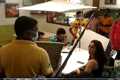 ക്യാമറയ്ക്ക് മുന്നില്‍ വരുന്നതിന് തൊട്ടുമുന്‍പുവരെ മാസ്‌ക്, തിക്കും തിരക്കമില്ല; സിനിമാ ഷൂട്ടിങ് പുനരാരംഭിച്ചു (വീഡിയോ)