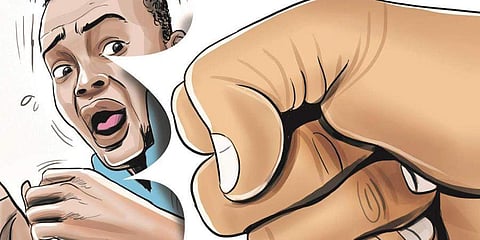 വിവാഹിതയായ യുവതിയുമായി ബന്ധം; യുവാവിന് ക്രൂരമര്‍ദ്ദനം; മൂത്രം കുടിപ്പിച്ചു; എട്ടുപേര്‍ അറസ്റ്റില്‍