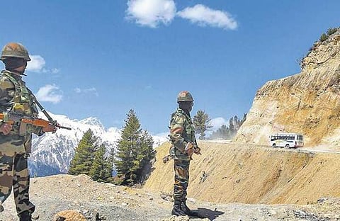 ലഡാക്കിലെ സോജില പാസില്‍ കാവല്‍ നില്‍്കുന്ന ഇന്ത്യന്‍ സൈനികര്‍/ ഫയല്‍ ചിത്രം