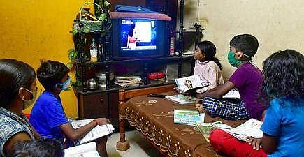 ഓൺലൈൻ ക്ലാസുകൾക്ക്  സംസ്ഥാനം സജ്ജം ; സൗകര്യമില്ലാത്ത ആദിവാസി മേഖലകളിൽ റെക്കോഡ് ചെയ്ത് എത്തിക്കുമെന്ന് സർക്കാർ ഹൈക്കോടതിയിൽ