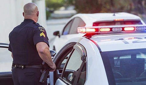 പൊലീസുകാര്‍ പരിശോധനയ്ക്ക് എത്തിയപ്പോള്‍ ഉച്ചത്തില്‍ അധോവായു വിട്ടു ; യുവാവിന് 43,000 രൂപ പിഴ