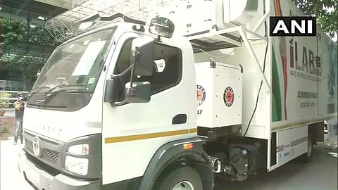 ഗ്രാമങ്ങളിലേക്ക് സഞ്ചരിക്കുന്ന കോവിഡ് ടെസ്റ്റ് ലാബ്; പരിശോധന കൂട്ടുക ലക്ഷ്യം, ഫ്ലാ​ഗ് ഓഫ് ചെയ്ത് ആരോഗ്യമന്ത്രി