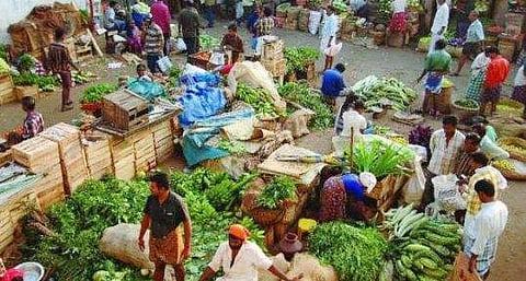 ക്വാറന്റൈൻ സൗകര്യം ലഭിച്ചില്ല, ബന്ധുവീടുകൾ കൈവിട്ടു; കർണാടകയിൽ നിന്നെത്തിയയാൾ രാത്രി കഴിഞ്ഞത് ചന്തയിൽ