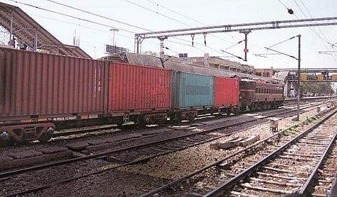 ചൈനീസ് കമ്പനി വേണ്ട; 471 കോടിയുടെ കരാര്‍ റദ്ദാക്കി റെയില്‍വേ