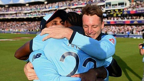 ഞങ്ങള്‍ ചേര്‍ന്ന് നില്‍ക്കുന്നത് നോക്കൂ, വംശീയ അധിക്ഷേപത്തിനെതിരെ  ഹൃദയം തൊടുന്ന ചിത്രവുമായി ഇംഗ്ലണ്ട് ക്രിക്കറ്റ്